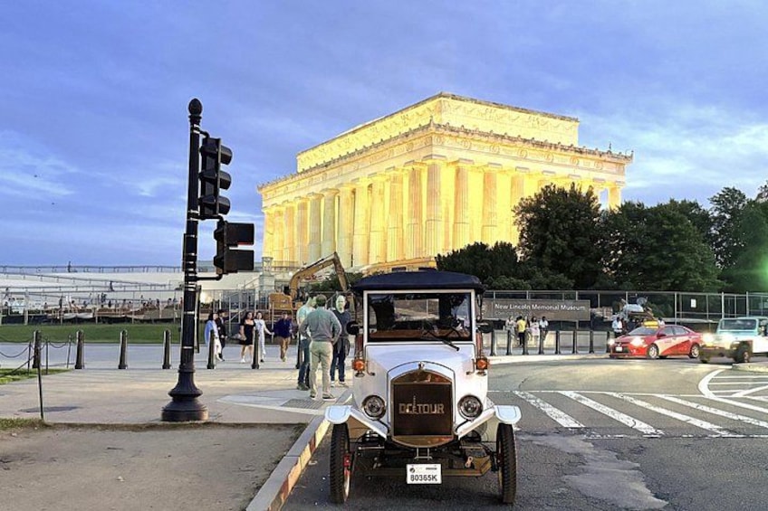 Group/Private Washington D.C Moonlight Tour in Luxury Vintage Car 2