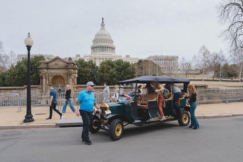 Group/Private Washington D.C Moonlight Tour in Luxury Vintage Car 2