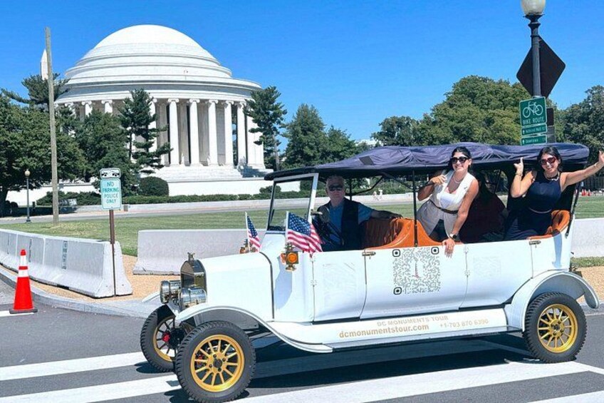 Group/Private Washington D.C Moonlight Tour in Luxury Vintage Car 5
