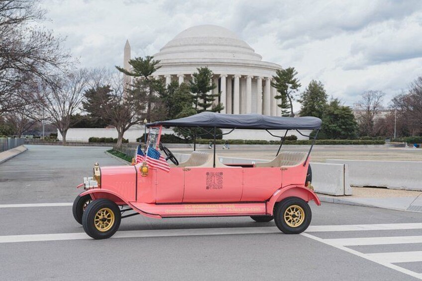 Group/Private Washington D.C Moonlight Tour in Luxury Vintage Car 2