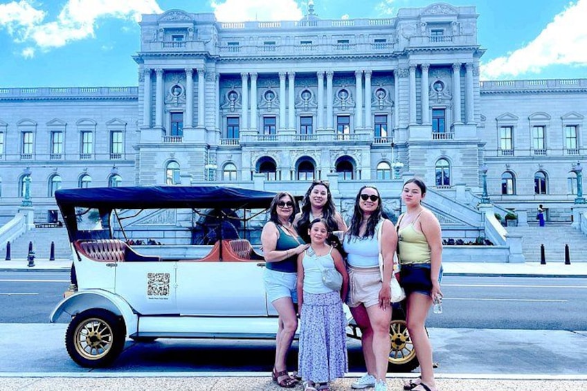 Group/Private Washington D.C Moonlight Tour in Luxury Vintage Car 3
