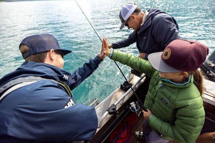 Personas en un bote pescando. 1