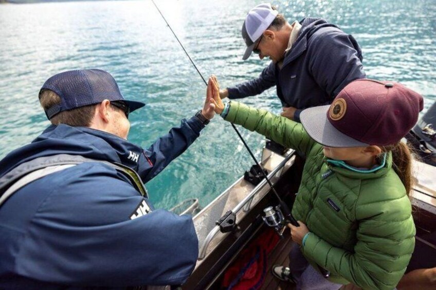 Des personnes sont à bord d’un bateau et pêchent. 2