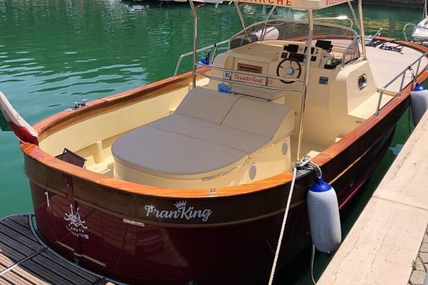 Un barco de madera llamado 'FrankKing' atracado en un puerto deportivo. 4