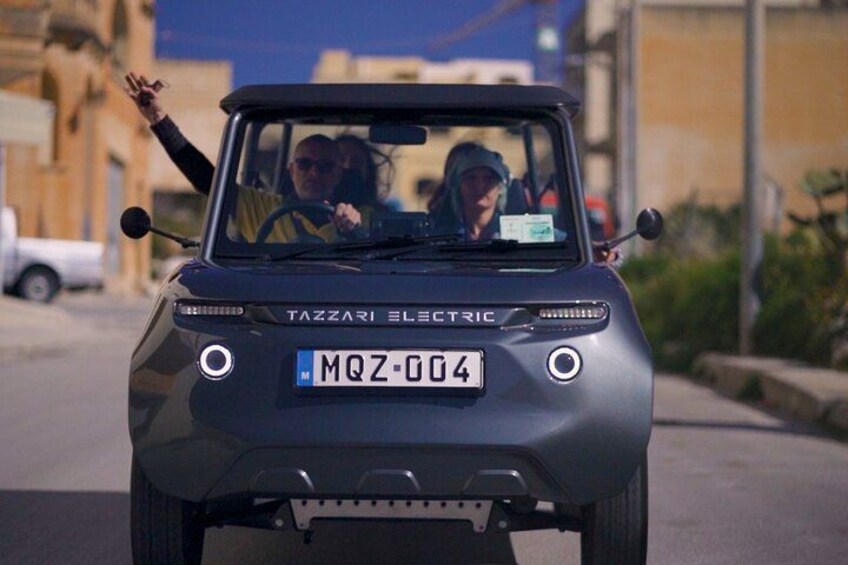 Een Tazzari elektrische auto met een zichtbaar kenteken MQZ-004. 1