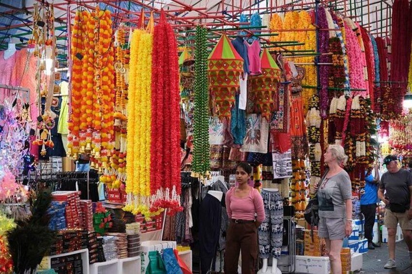 Una bancarella di mercato con ghirlande colorate e decorazioni appese. 3