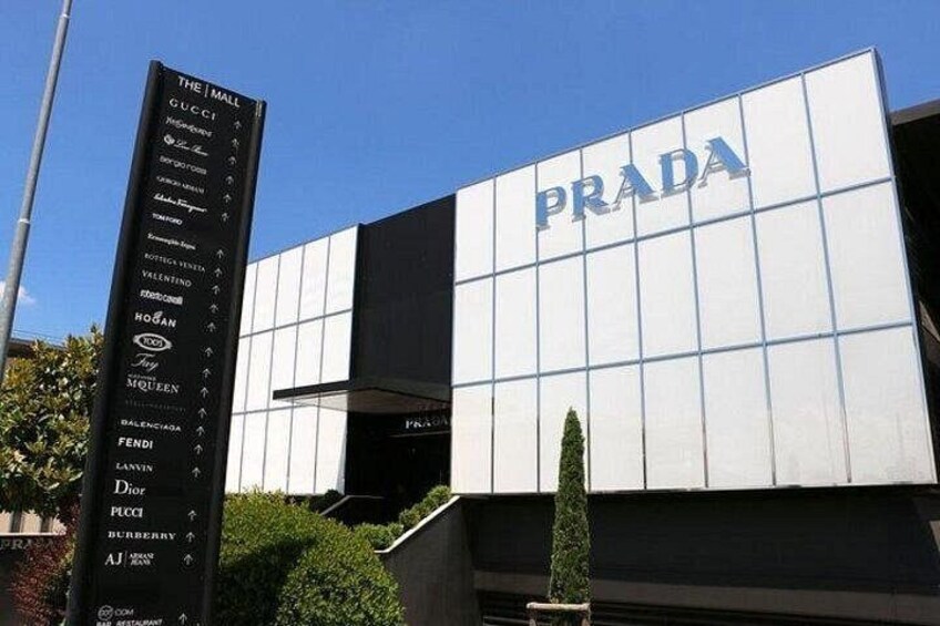 En modern byggnad med Pradas logotyp på fasaden. 5