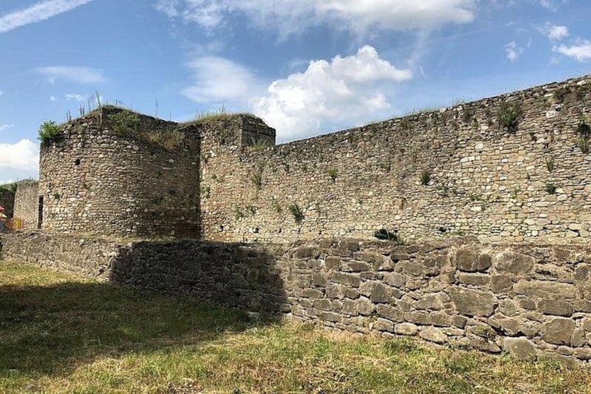 Un mur de pierre dont une partie s’est effondrée. 2