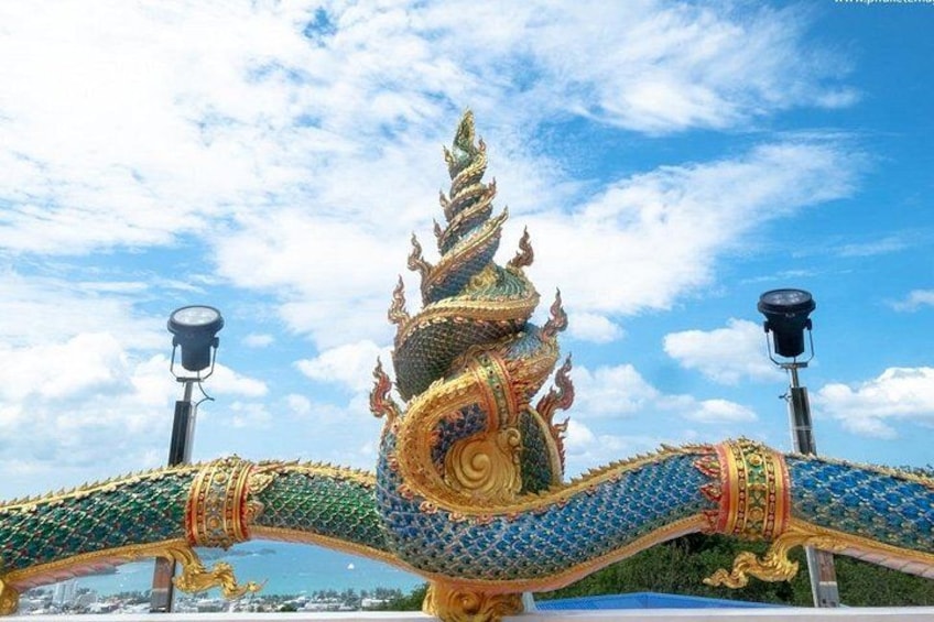Una colorata scultura di drago con decorazioni elaborate e un'alta guglia. 4