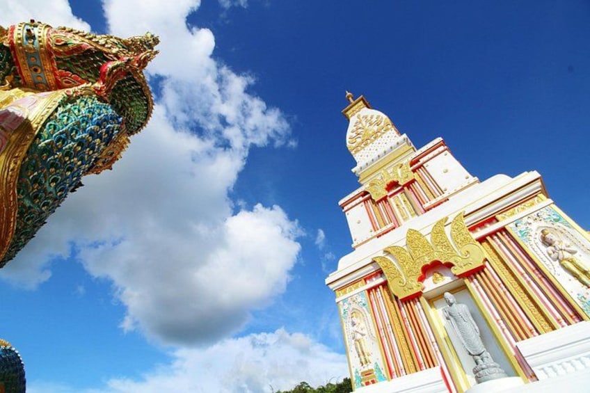 Un tempio con elaborate decorazioni dorate e un cielo azzurro intenso. 3