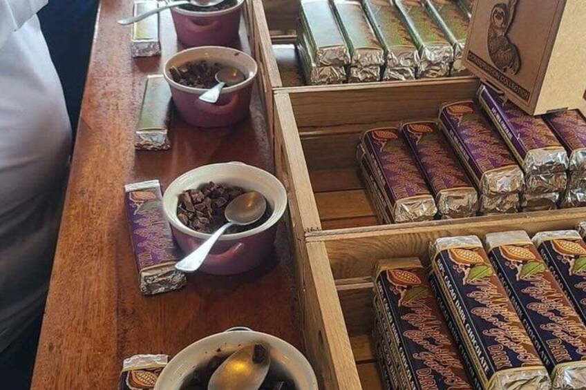 Private Customize Roatán Island Tour chocolate Rum local guide 2