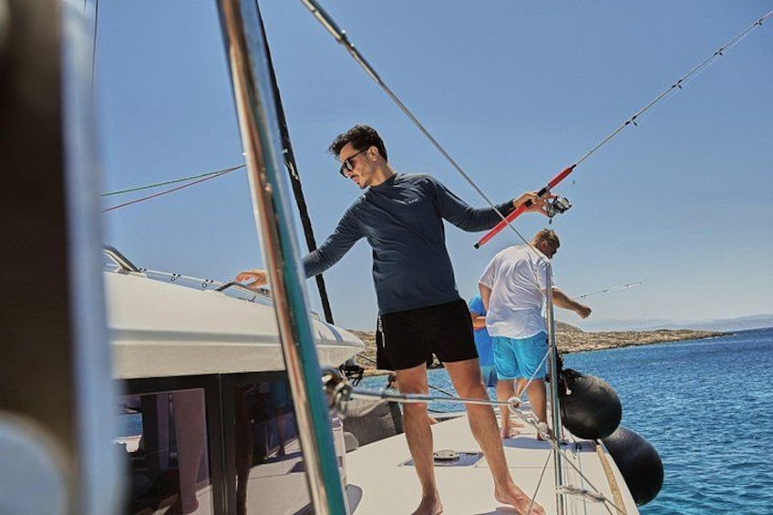 Una persona in barca che tiene una canna da pesca. 5