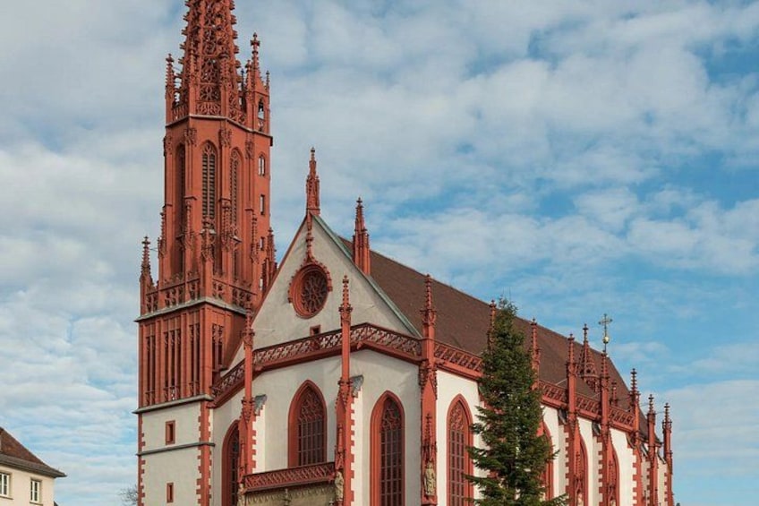 Een grote kerk met een hoge spits en gebogen ramen. 2