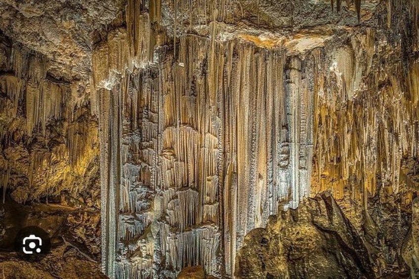 Une grotte ornée de stalactites et de stalagmites. 2