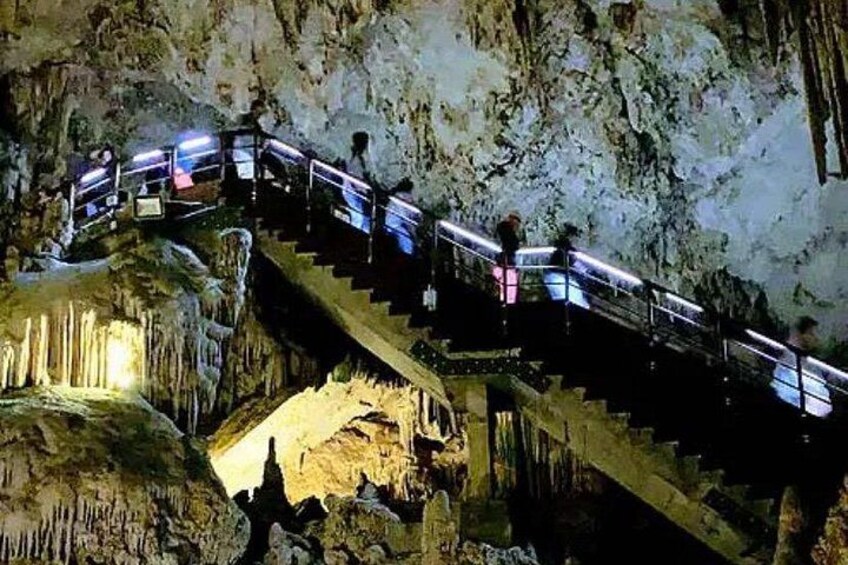 Una escalera en una cueva con estalactitas y columpios de hielo. 2