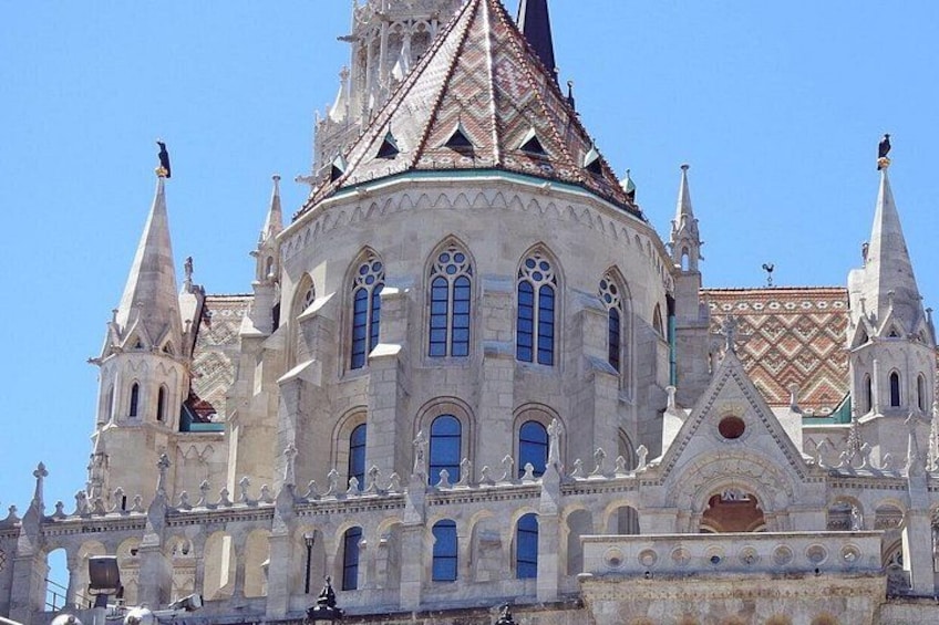 Una catedral histórica con arquitectura intrincada, que incluye arcos apuntados y una aguja. 2