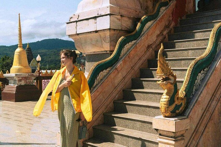 Eine Treppe mit aufwendiger goldener Geländerverzierung und einer Statue eines Fabelwesens. 2