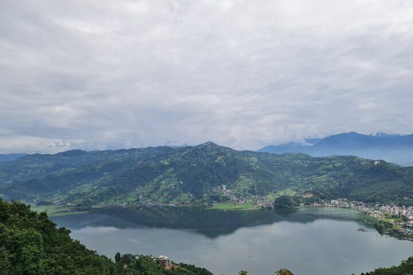 Un lago rodeado de montañas y un pueblo. 1