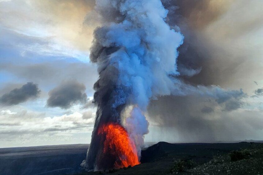 Una erupción volcánica con lava y humo. 4