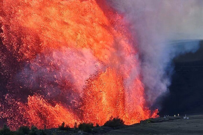 Un incendio grande con llamas anaranjadas brillantes y humo espeso. 3