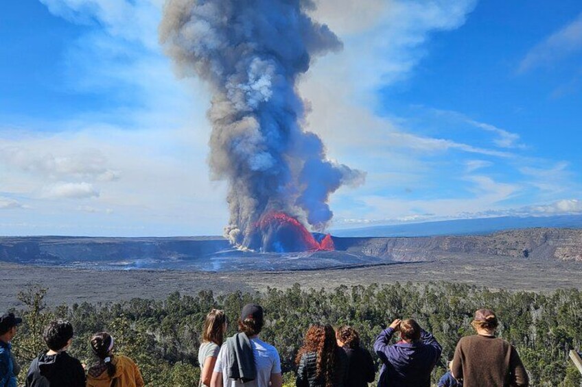 Una erupción volcánica con humo y lava visibles. 5
