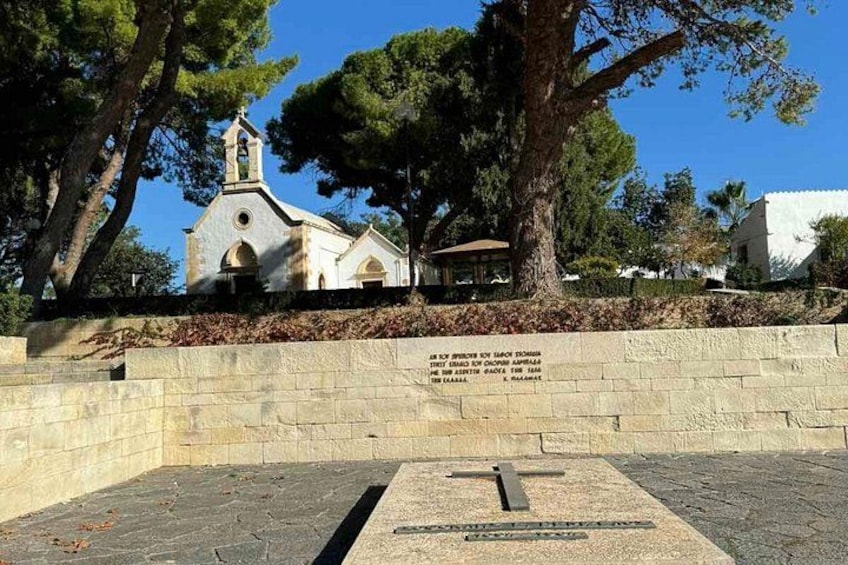 Une église avec une croix en premier plan, entourée d’arbres et d’un mur de pierre. 3