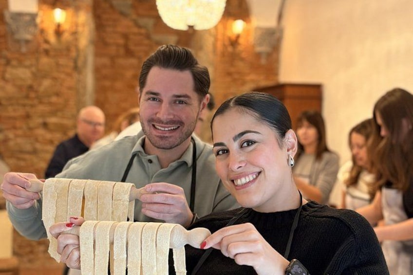 Eine Person hält ein Holzgestell mit mehreren Brotlaiben. 4