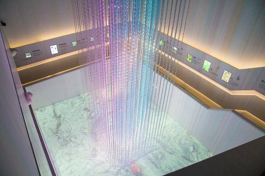 Ein modernes Interieur mit einer schwebenden, bunten Installation. 4