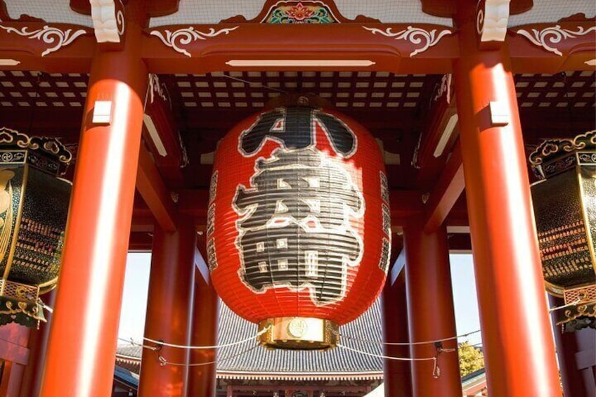 Een traditionele Japanse torii-poort met een rode lantaarn die in het midden hangt. 2