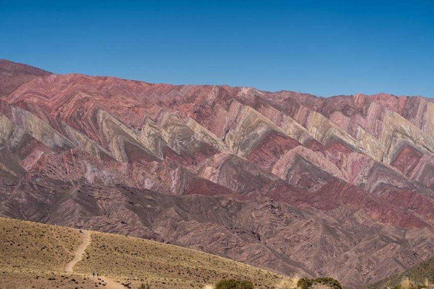 Une chaîne de montagnes caractérisée par des couches distinctes de couleurs rouge et jaune. 3