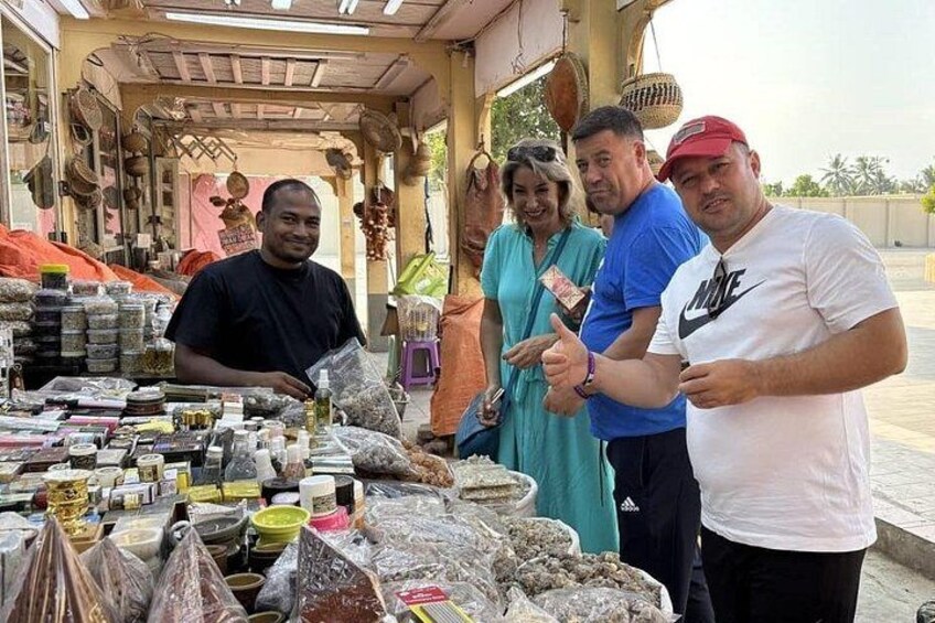 Un grupo de personas en un puesto de mercado con diversos productos envasados. 4