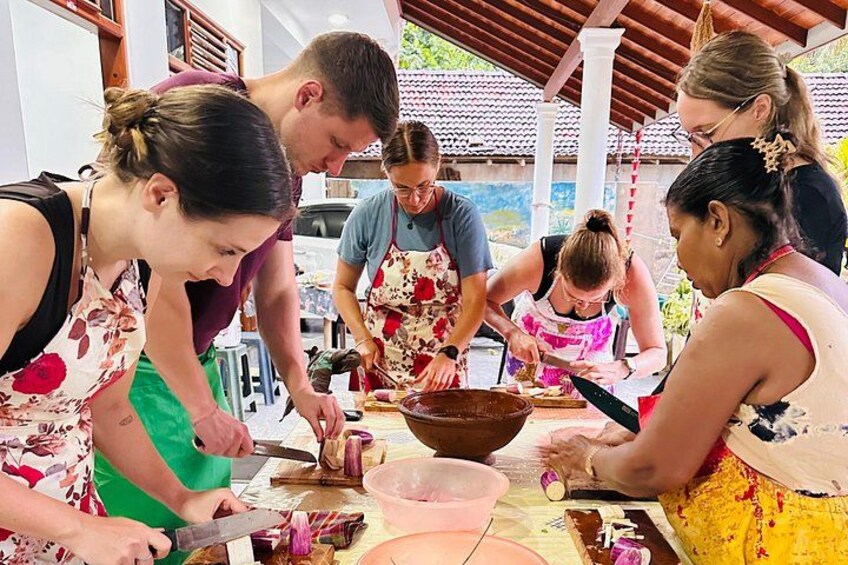 Un groupe de personnes préparant des aliments dans une cuisine. 4
