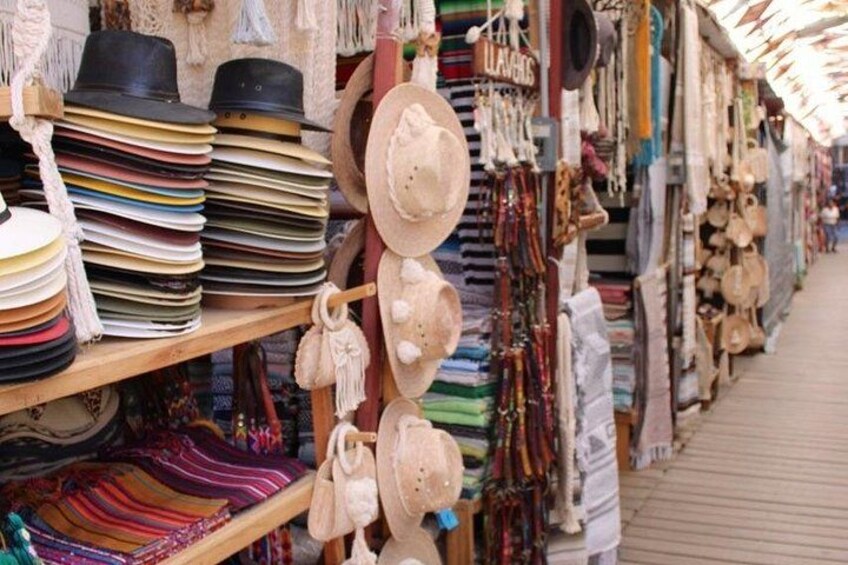 Un marché où l’on vend des chapeaux et des articles textiles. 4
