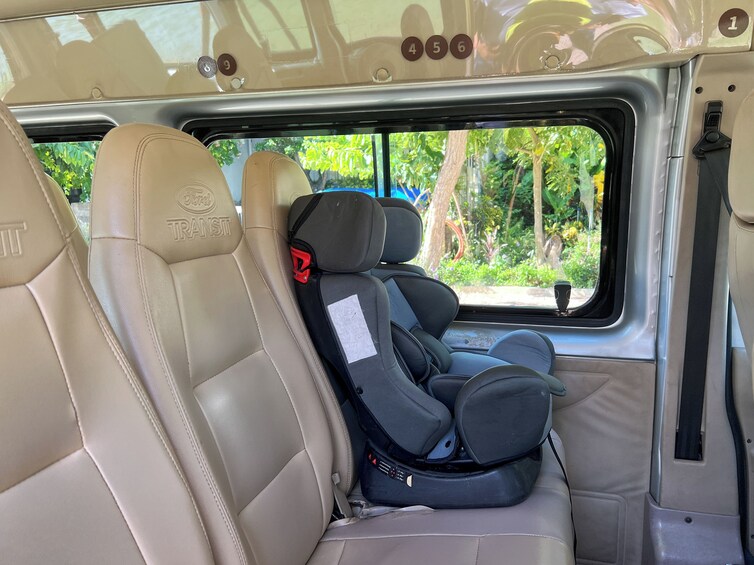 Ford Transit -pakettiauton sisätila, jossa on beigenväriset nahkaistuimet ja taustapeili. 2