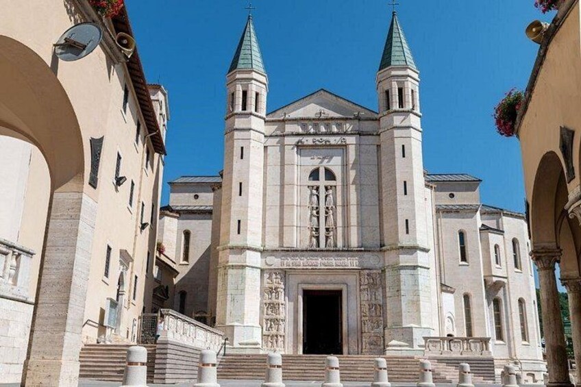 Una chiesa storica con due torri e un ampio ingresso. 4