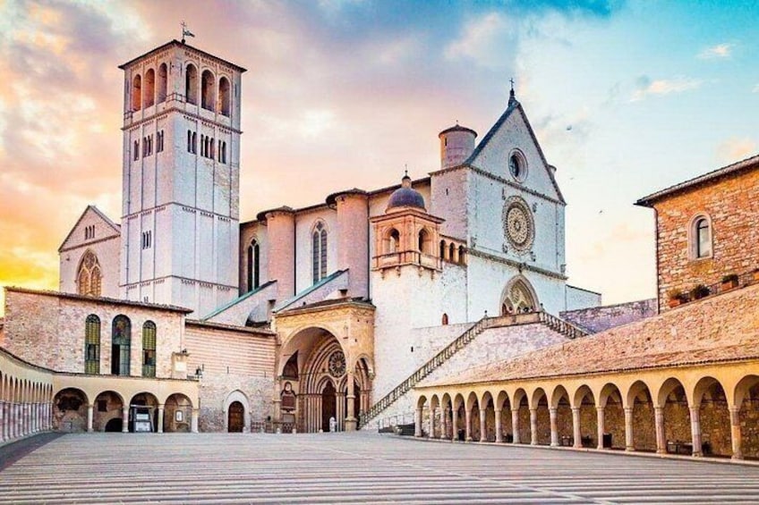 Una chiesa storica con un campanile, passaggi ad arco e una grande cupola. 1