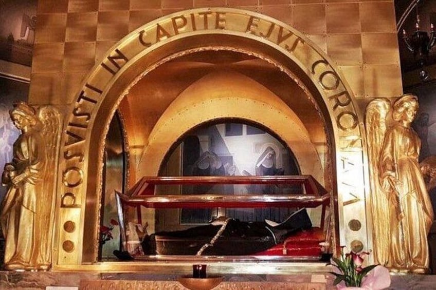 Una cappella ornata con un arco dorato recante l'incisione 'POVISTI IN CAPITE EJUS CORONAT'. 5