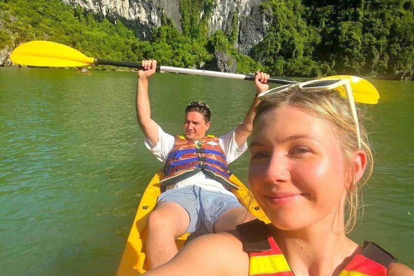 Dos personas hacen kayak en un río rodeado de follaje y acantilados. 5