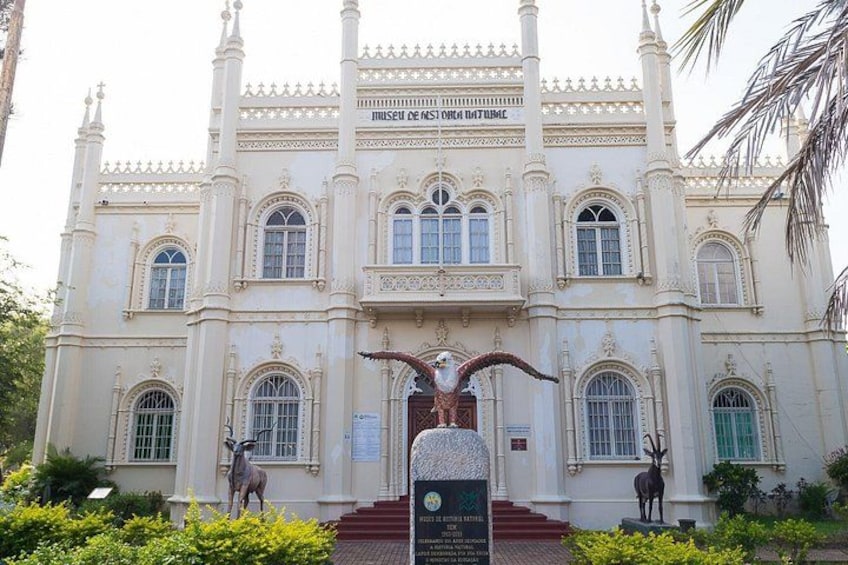 Un edificio grande y ornamentado con un letrero que dice 'Museu de Arte Colonial'. 3