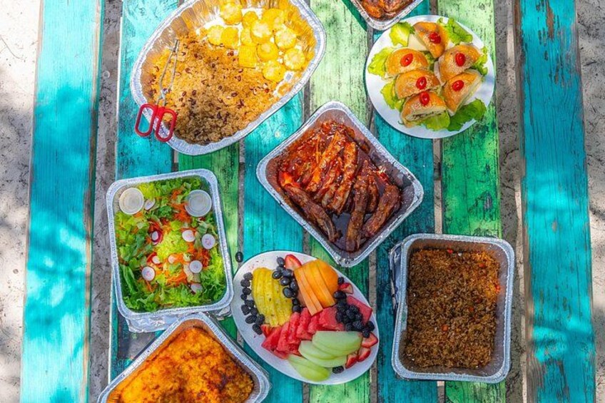 Variedad de alimentos sobre una mesa de madera. 5