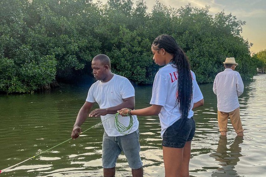 Artisanal Fishing of Crabs and Fish in Mangroves with Natives 2