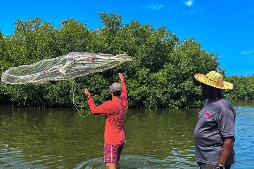Artisanal Fishing of Crabs and Fish in Mangroves with Natives 4