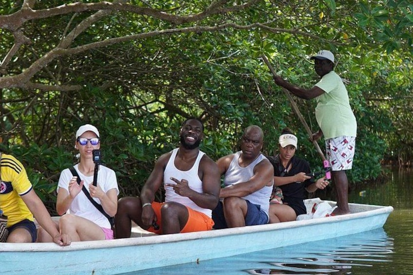 Un grupo de personas en un bote pequeño en una zona boscosa. 5