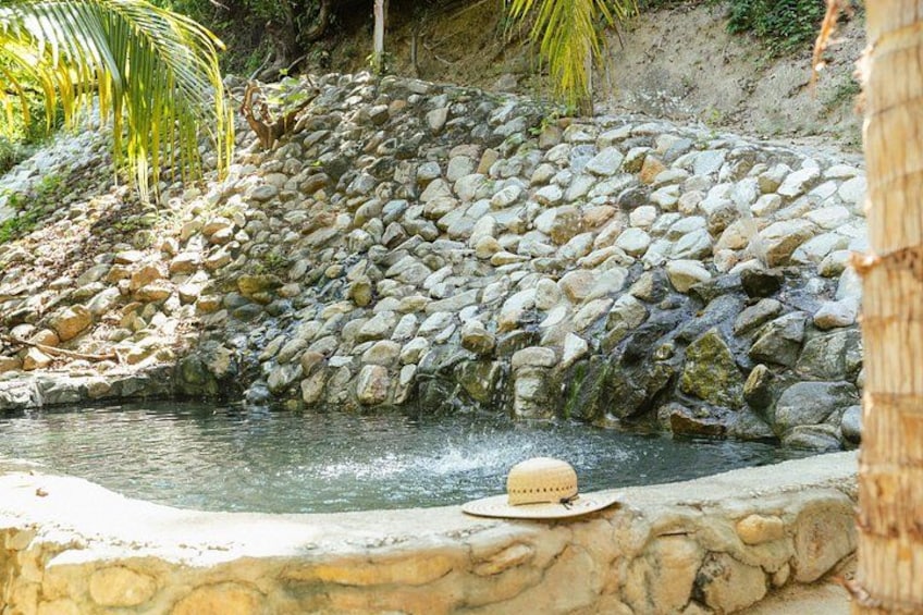 Une fontaine en pierre avec un rebord en forme de chapeau. 4