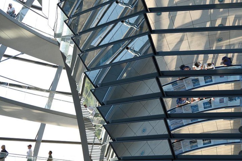 Un edificio moderno con ventanas de vidrio y barandillas de metal. 3