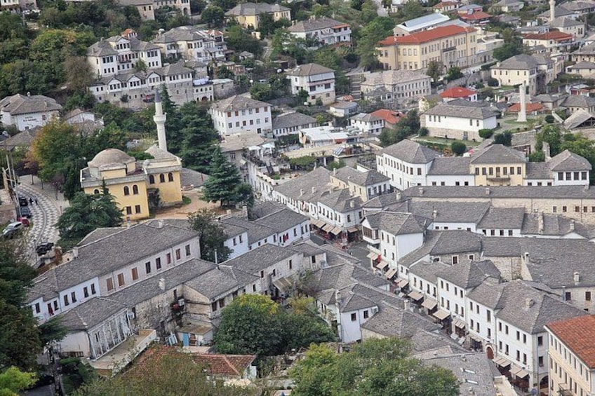 Ein dicht bebautes Stadtgebiet mit historischen Gebäuden, engen Gassen und einem markanten Minarett. 2