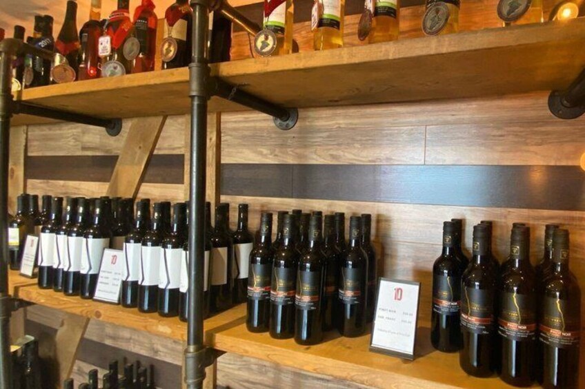 Una botellera con botellas de vino. 3
