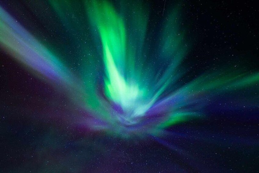 Cielo notturno stellato con un'aurora verde. 1