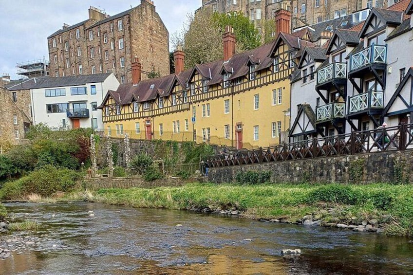 Un fiume con edifici sulle rive, tra cui una casa gialla con un balcone. 2