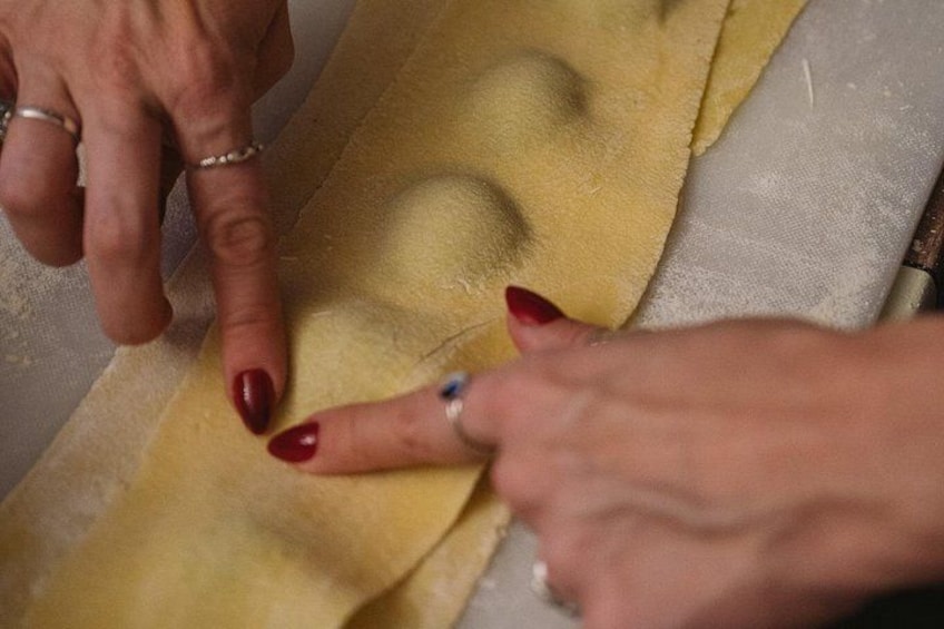 Manos amasando masa con un rodillo. 5